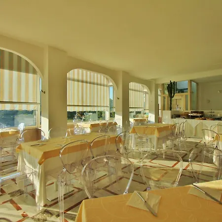 Baia Azzurra Hotell 4*